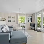 Bright And Cozy Summer House With Sea View בית נופש *